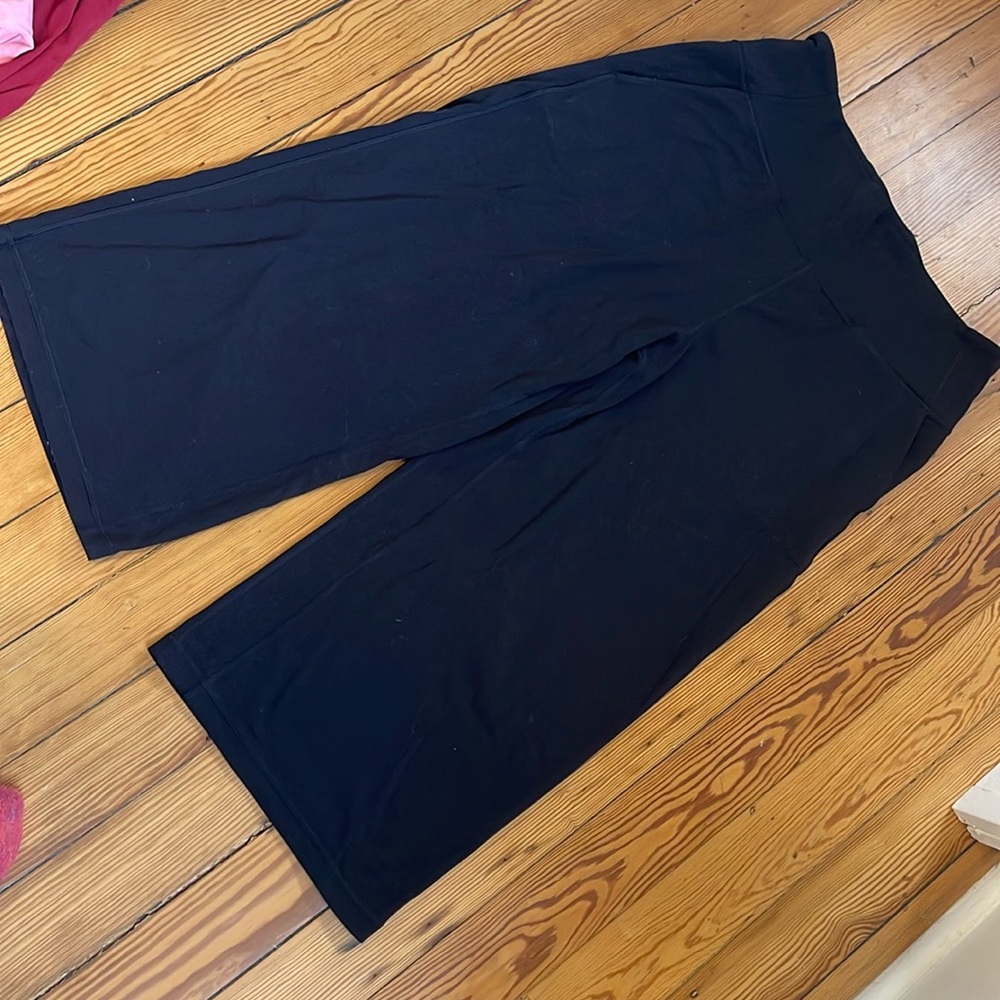 Lululemon black capris athletic pants